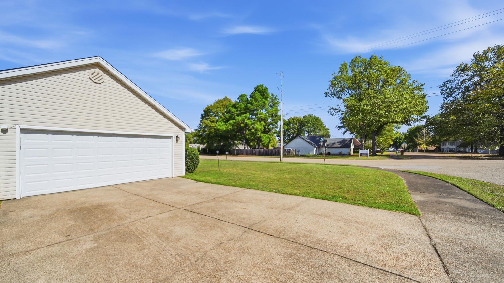 5069 Ross Road Memphis, TN 38141 - Photo 31 of 40 View of garage