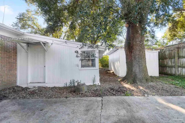 a view of a backyard