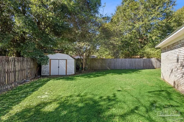 a view of a back yard