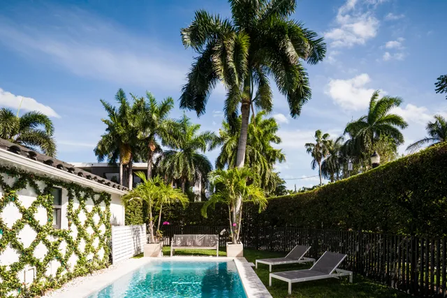 a view of outdoor space yard and porch