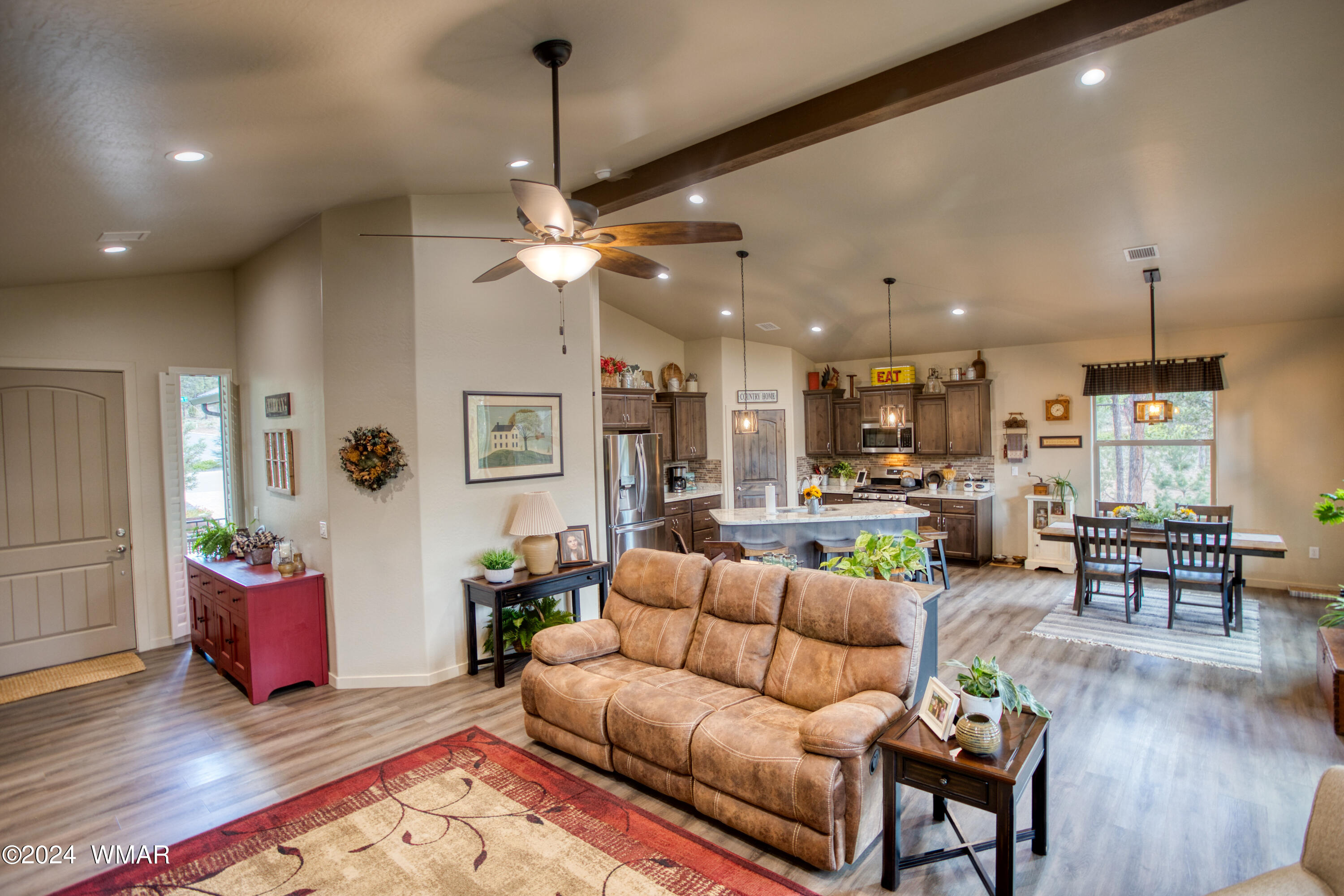 3151 North Eagle Lndg Road Show Low, AZ 85901 - Photo 6 of 26 Living Room/Kitchen