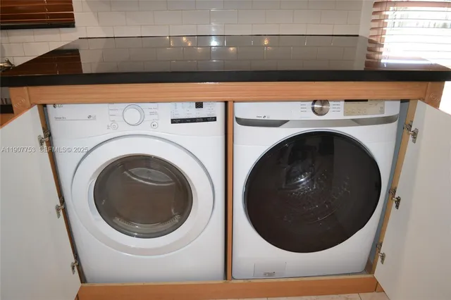 a close up view of a washer and dryer