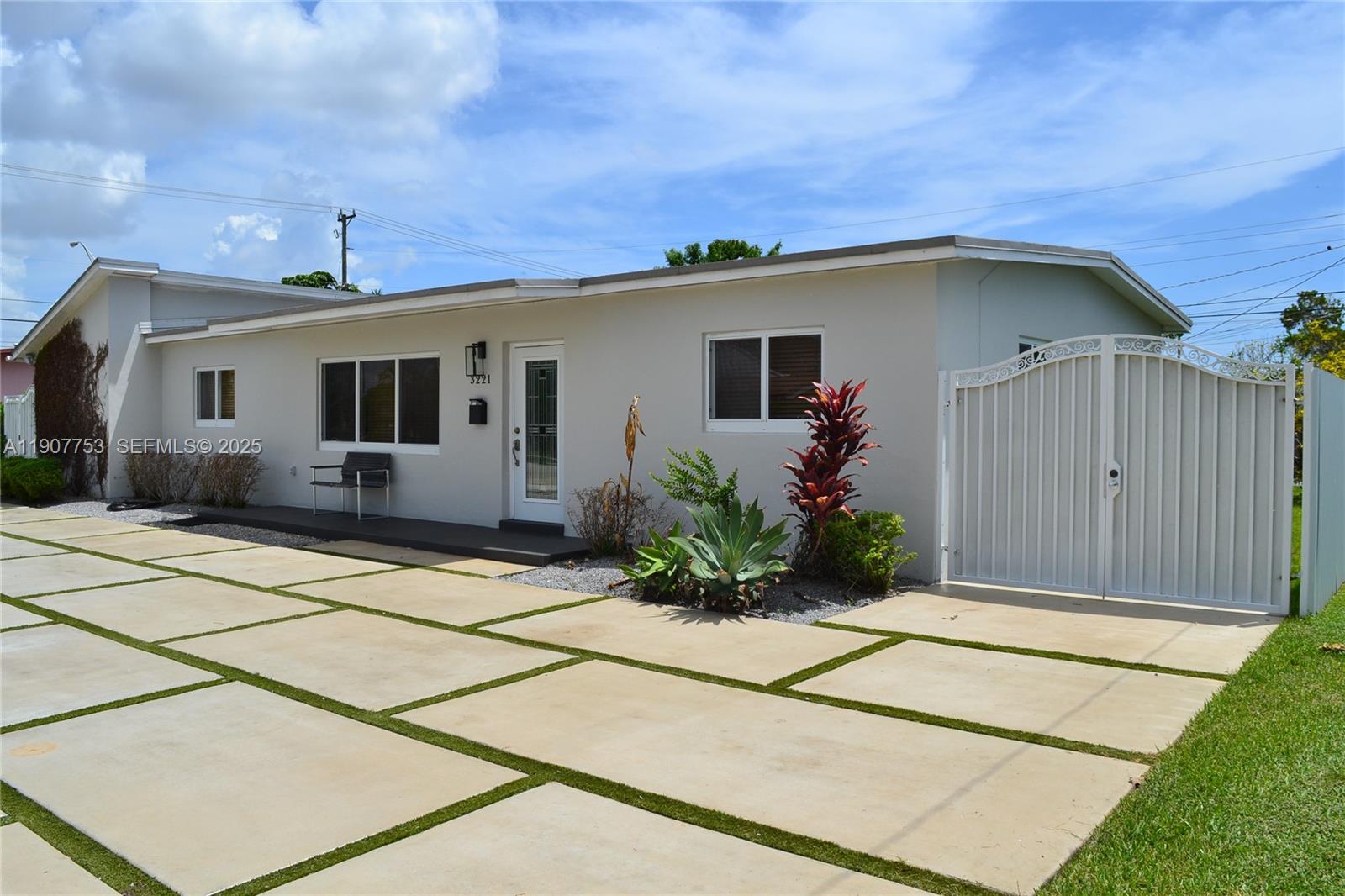 3221 Southwest 93rd Place Miami, FL 33173 - Photo 6 of 39