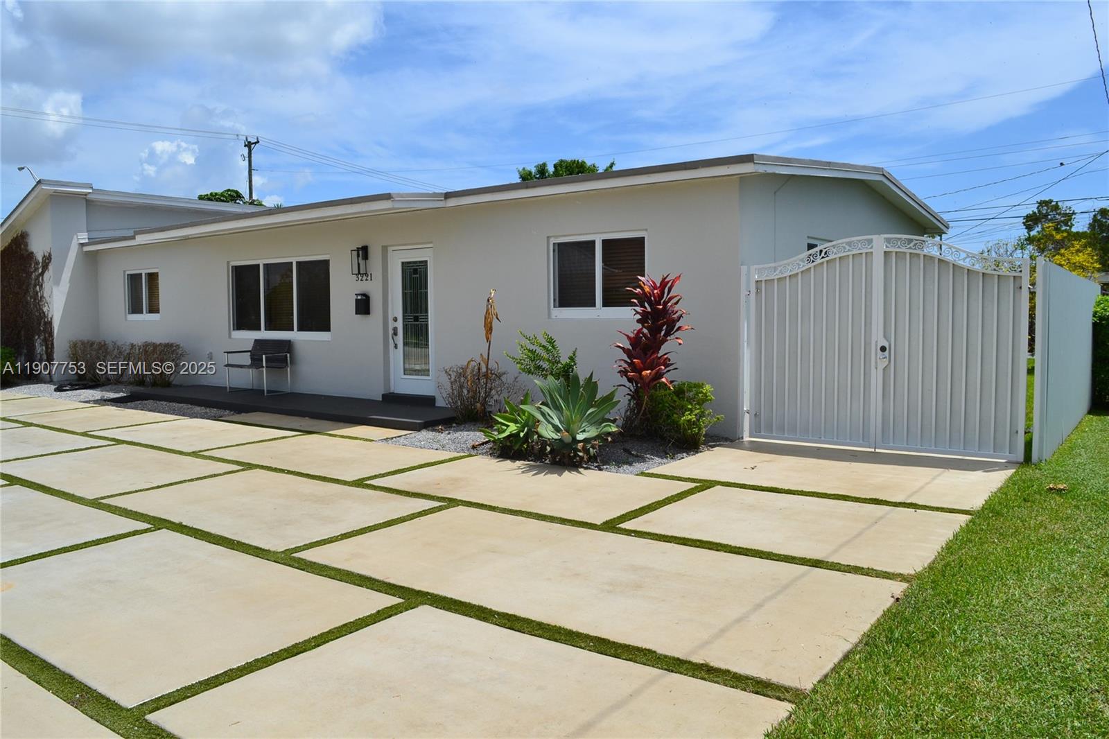 3221 Southwest 93rd Place Miami, FL 33173 - Photo 7 of 39