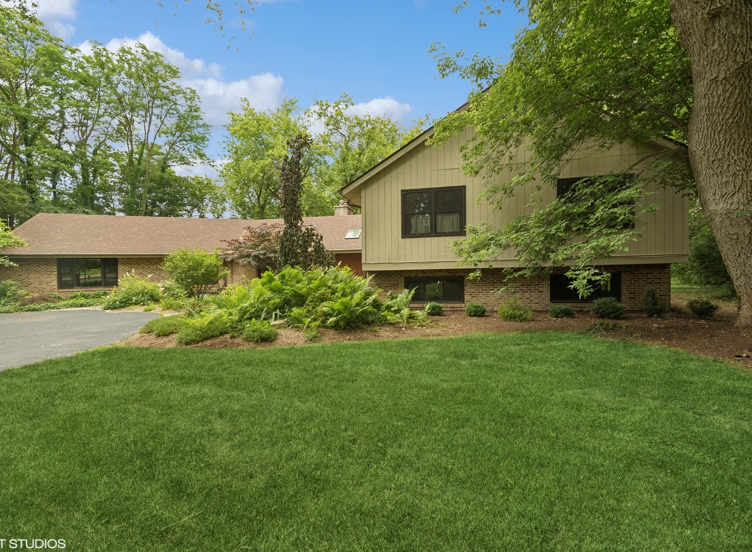 268 Stonegate Road Cary, IL 60013 - Photo 3 of 35 a front view of a house with garden