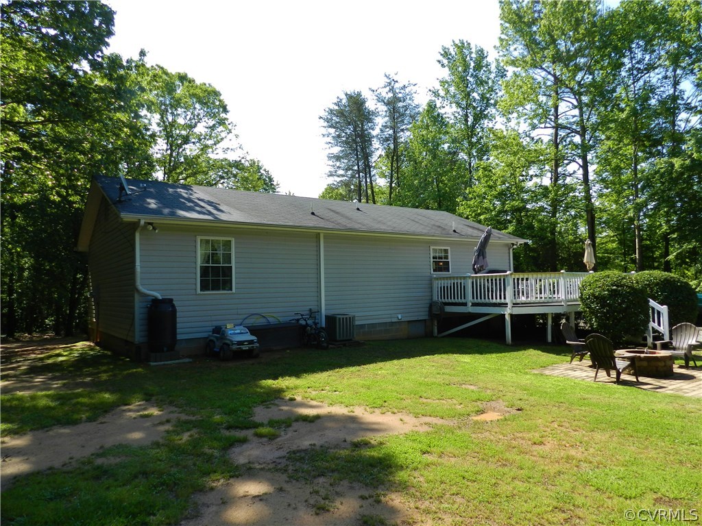 21293 Green Bay Road Beaverdam, VA 23015 - Photo 17 of 23 Rear view of deck & patio