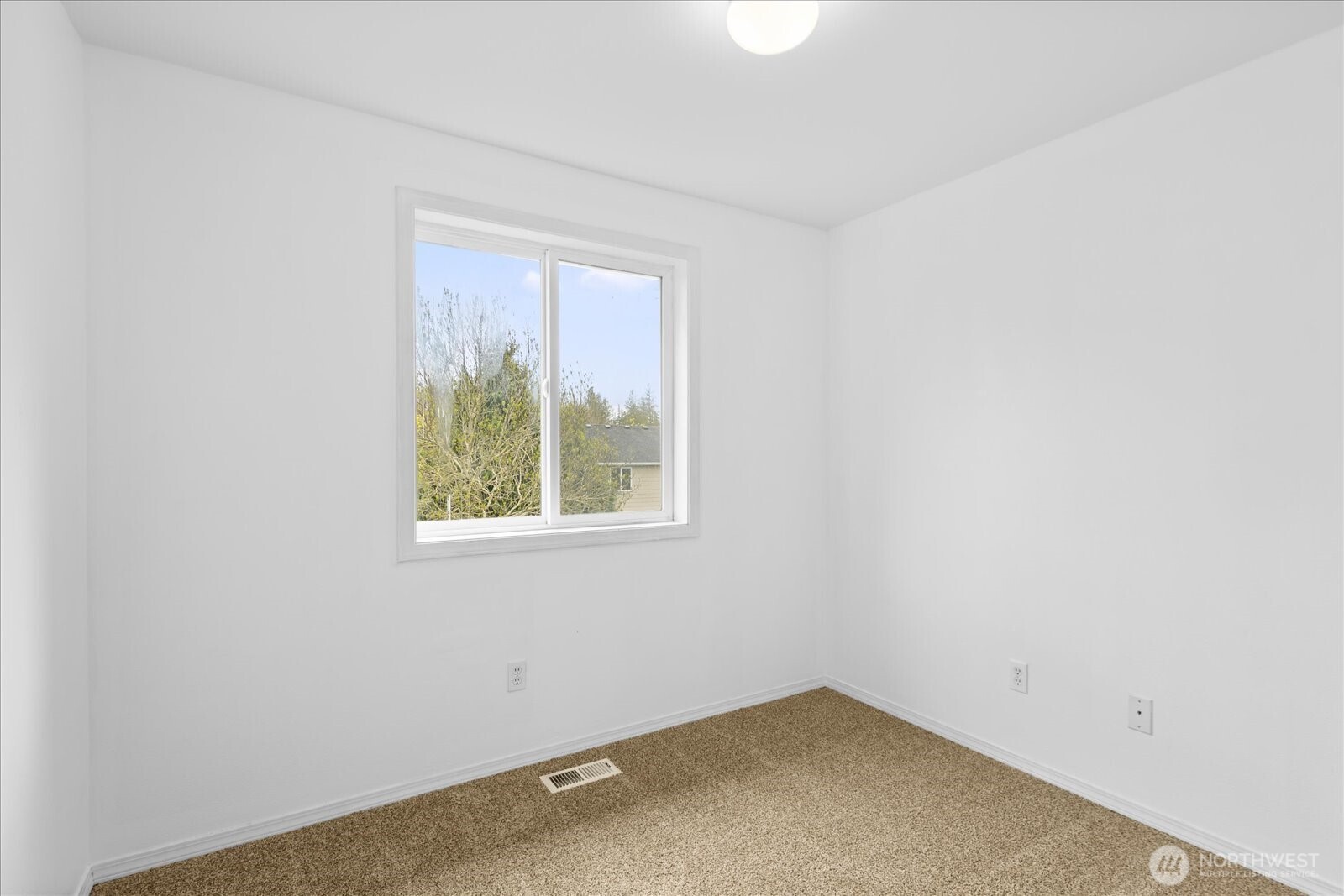 208 Shantel Street Mount Vernon, WA 98274 - Photo 21 of 31 an empty room with a window