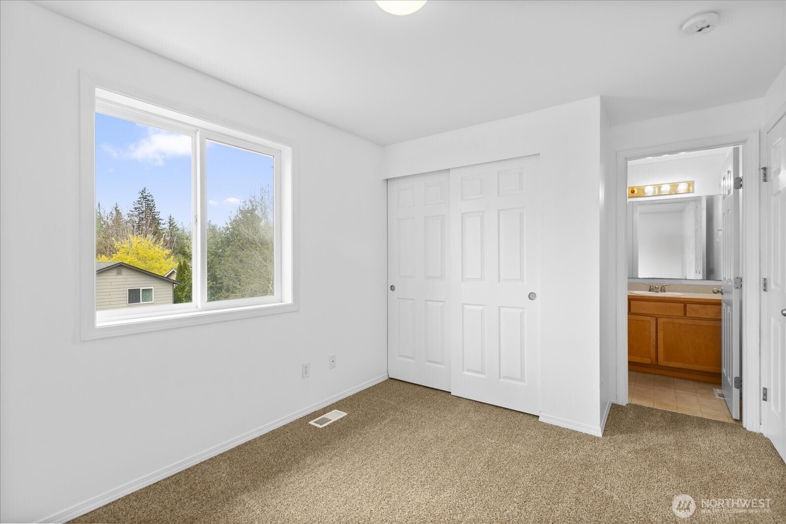 208 Shantel Street Mount Vernon, WA 98274 - Photo 23 of 31 an empty room with windows and cabinet