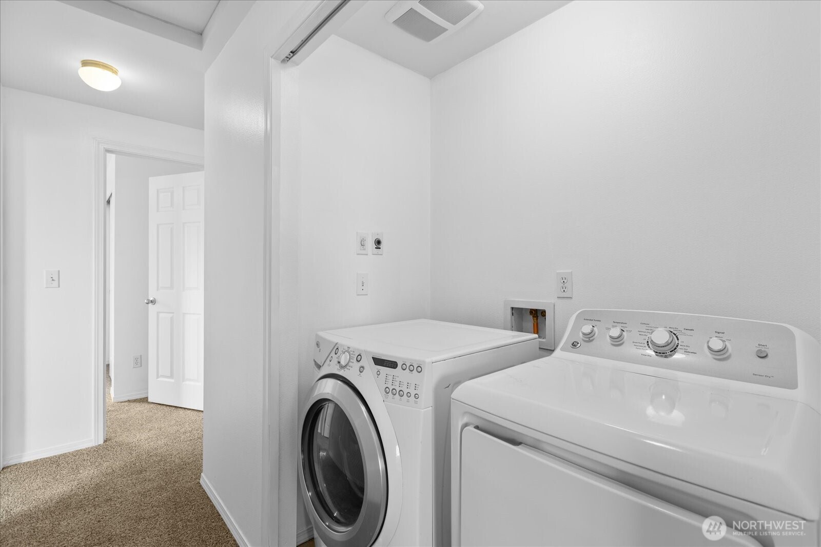 208 Shantel Street Mount Vernon, WA 98274 - Photo 26 of 31 a utility room with dryer and washer