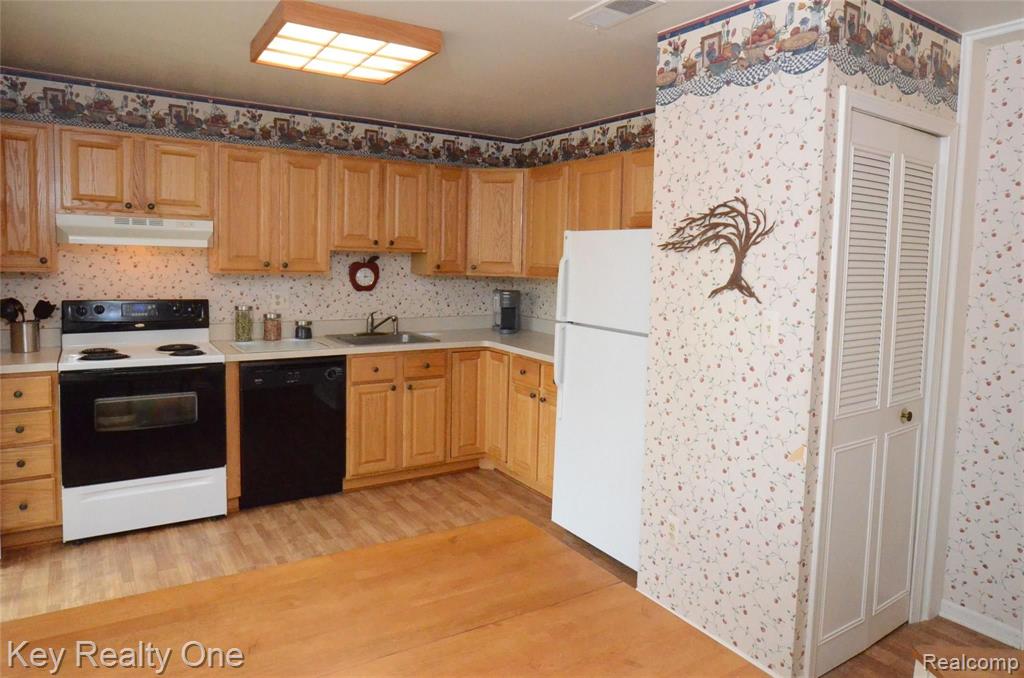 930 Little Hill Court Rochester Hills, MI 48307 - Photo 6 of 22