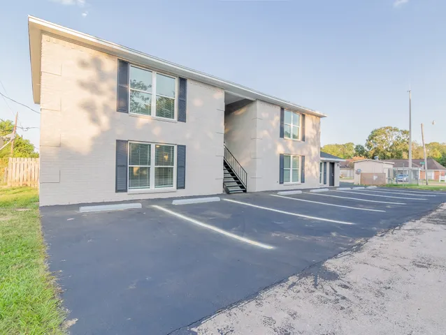 a view of a house with a backyard