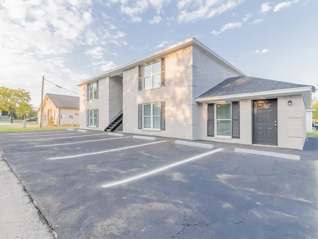 a view of a house with a backyard