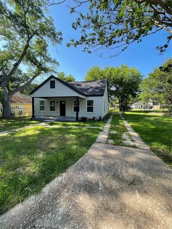 $2,000 | 607 East Monterey Street, Denison, TX 75021
