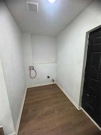 a en suite bathroom with a double vanity sink and mirror