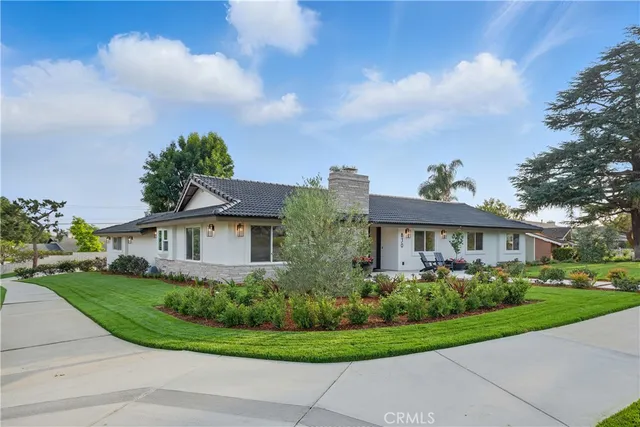 a view of house with garden