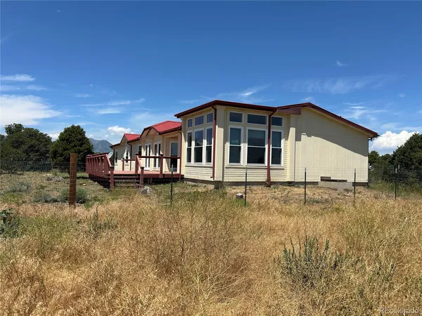 a house view with backyard space