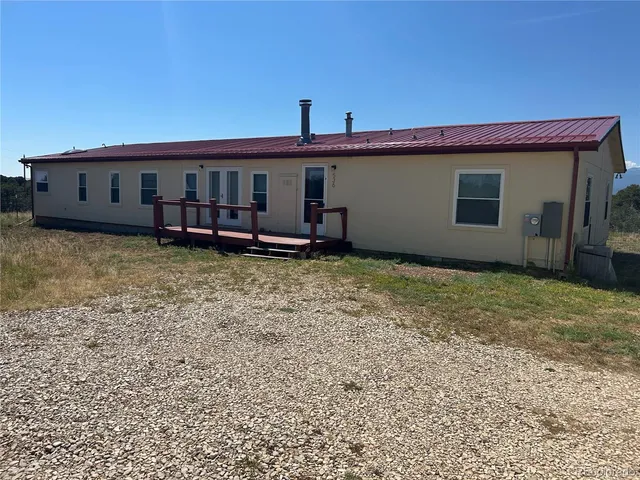 a view of a house with a backyard