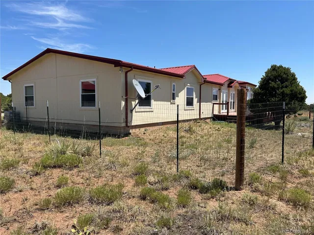 a house view with backyard space