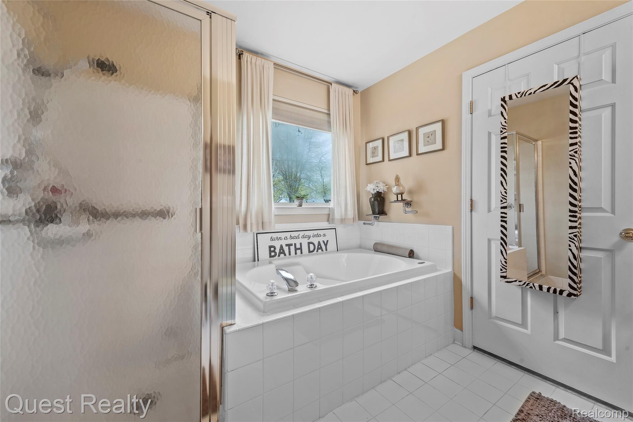 62 Rella Rae Avenue Marysville, MI 48040 - Photo 32 of 45 master bath with separate soaking tub