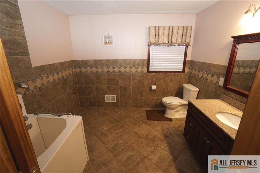 40 West Hill Road Colonia, NJ 07067 - Photo 36 of 66