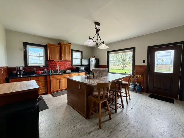 $275,000 | 17767-2400 2400 N Avenue, Walnut, IL 61376