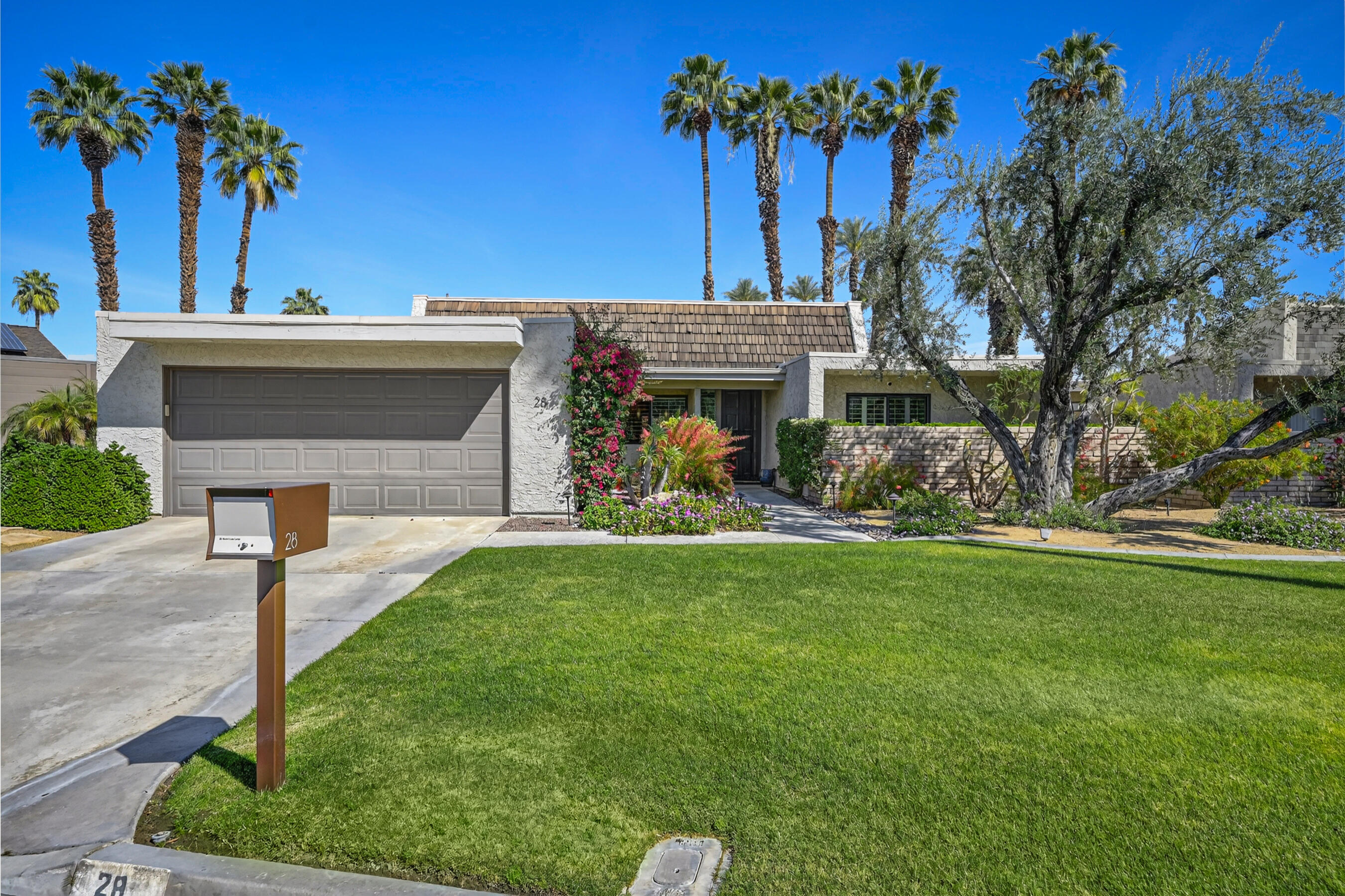 28 Kevin Lee Lane Rancho Mirage, CA 92270 - Photo 2 of 55 28-kevin-lee-lane-003