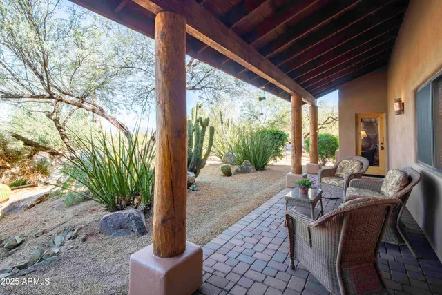 a view of entryway with livingroom
