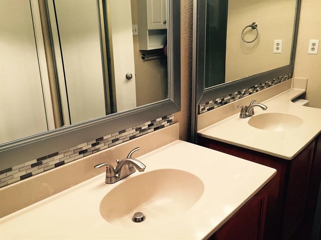 519 Ranch Trail, Unit 134 Irving, TX 75063 - Photo 7 of 20 a bathroom with a sink and a mirror