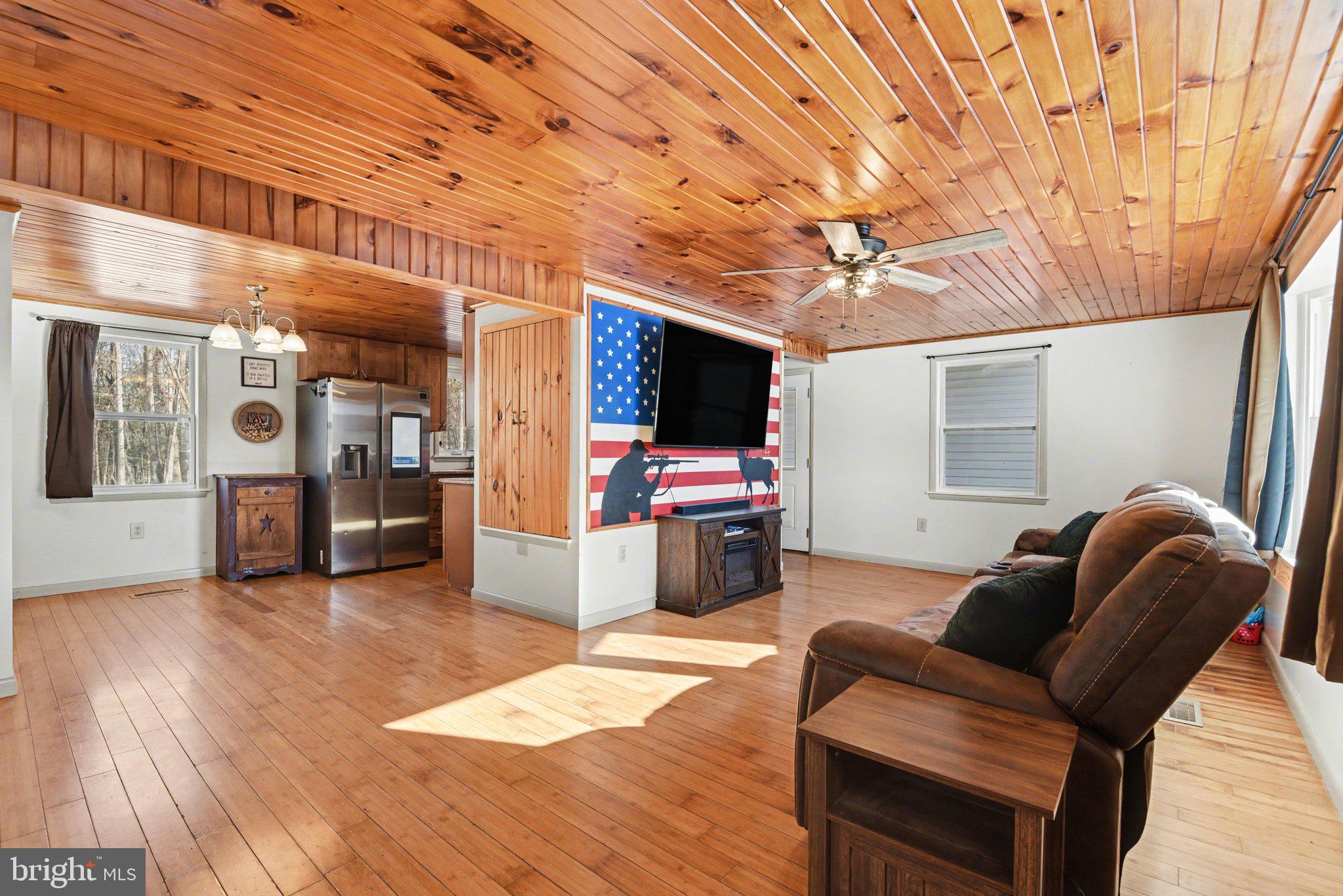 161 Windy Hill Road Duncannon, PA 17020 - Photo 5 of 29 Spacious living room