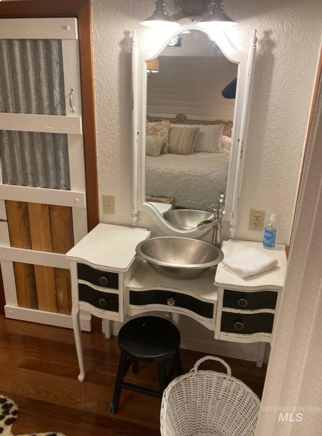 306 Rio Vista Boulevard McCall, ID 83638 - Photo 23 of 40 Detailed view of a textured wall and wood finished floors