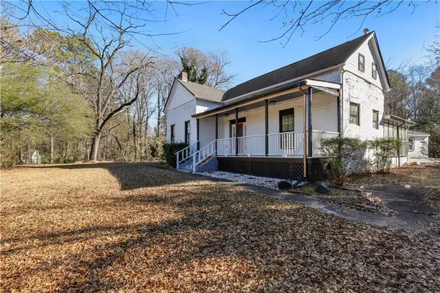 a view of a house with a yard
