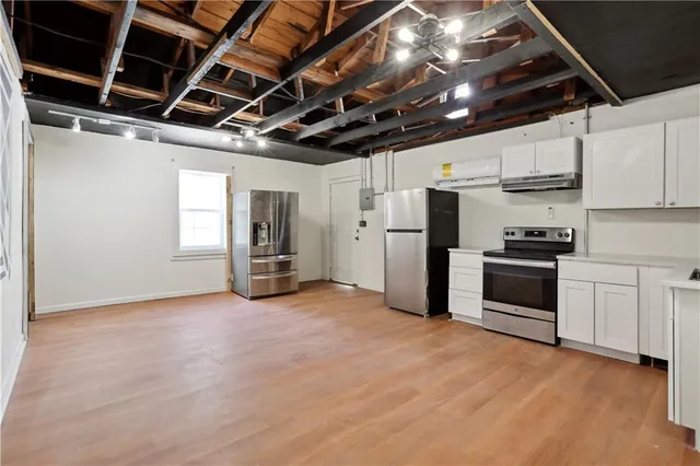 a view of empty room with an empty space