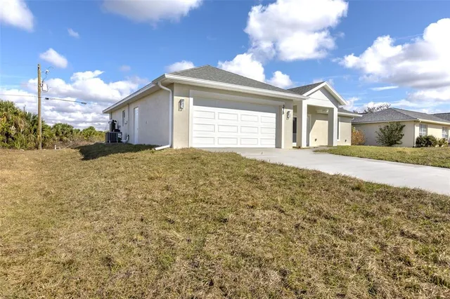 a view of a house with a yard