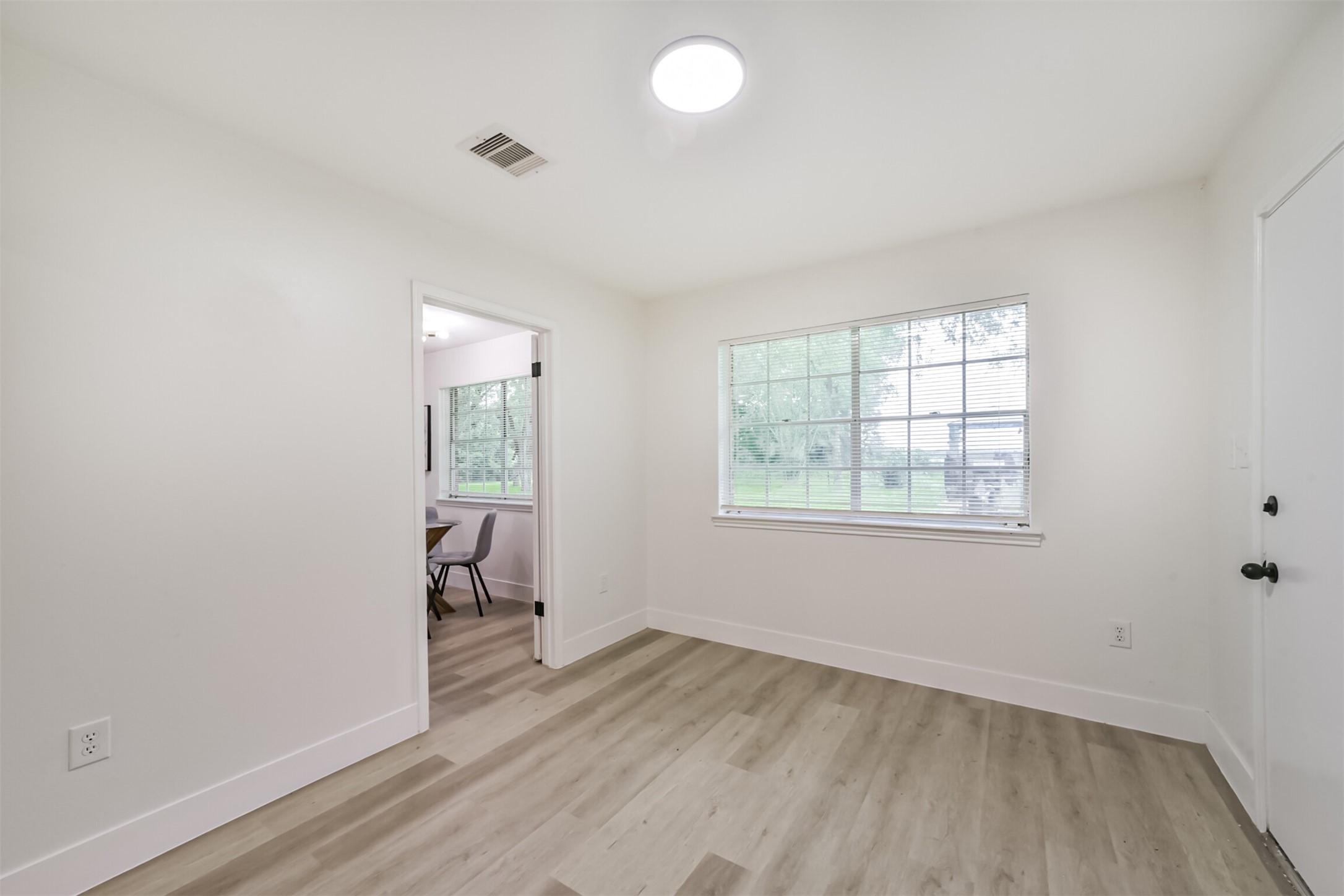 5403 Croix Road Manvel, TX 77578 - Photo 19 of 25 Flexible space located just off the garage and utility room, perfect for a mud room, home office or hobby space.