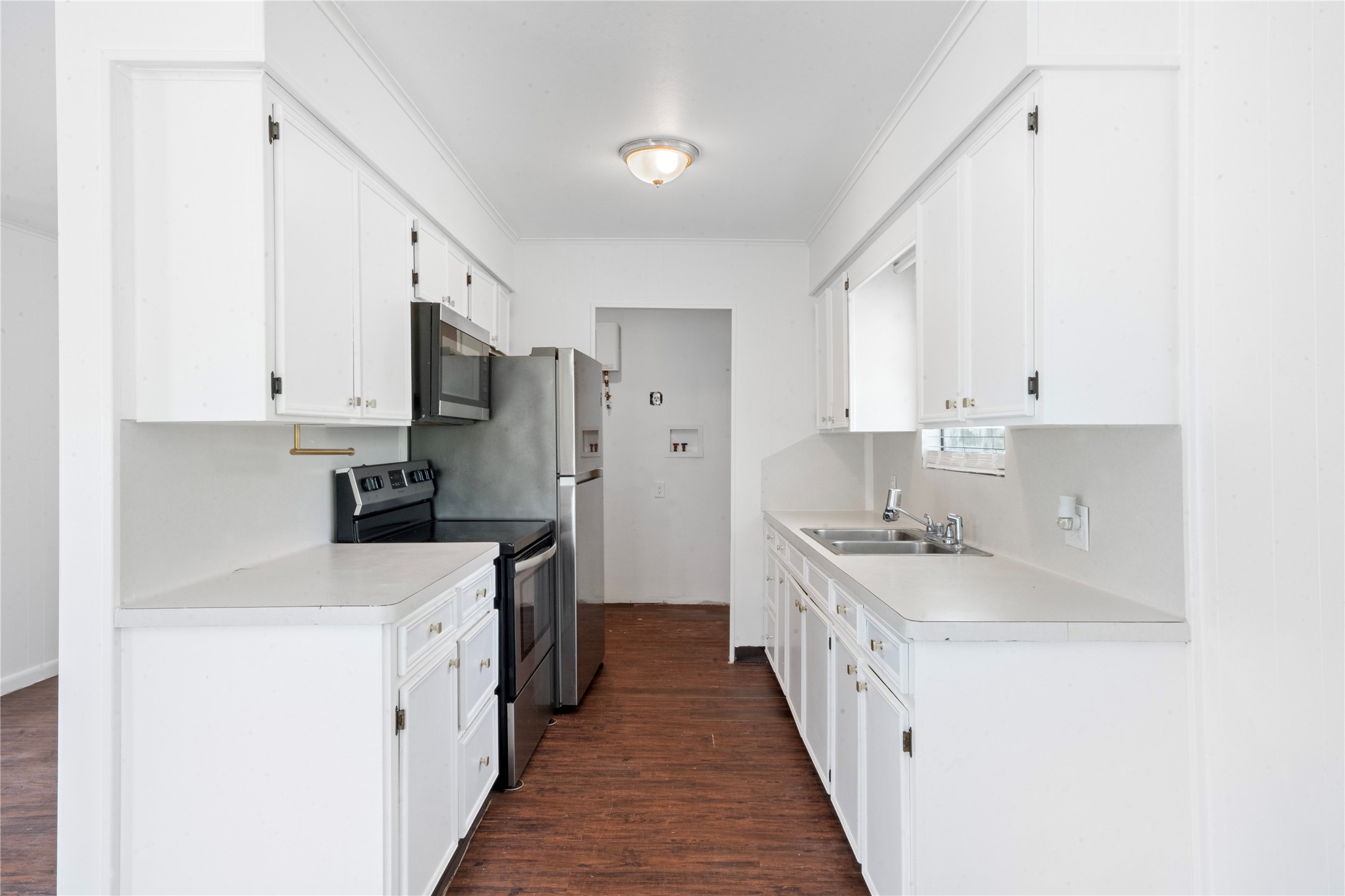 139 Holly Ridge Onalaska, TX 77360 - Photo 17 of 23 a kitchen with stainless steel appliances a sink stove top oven and cabinets