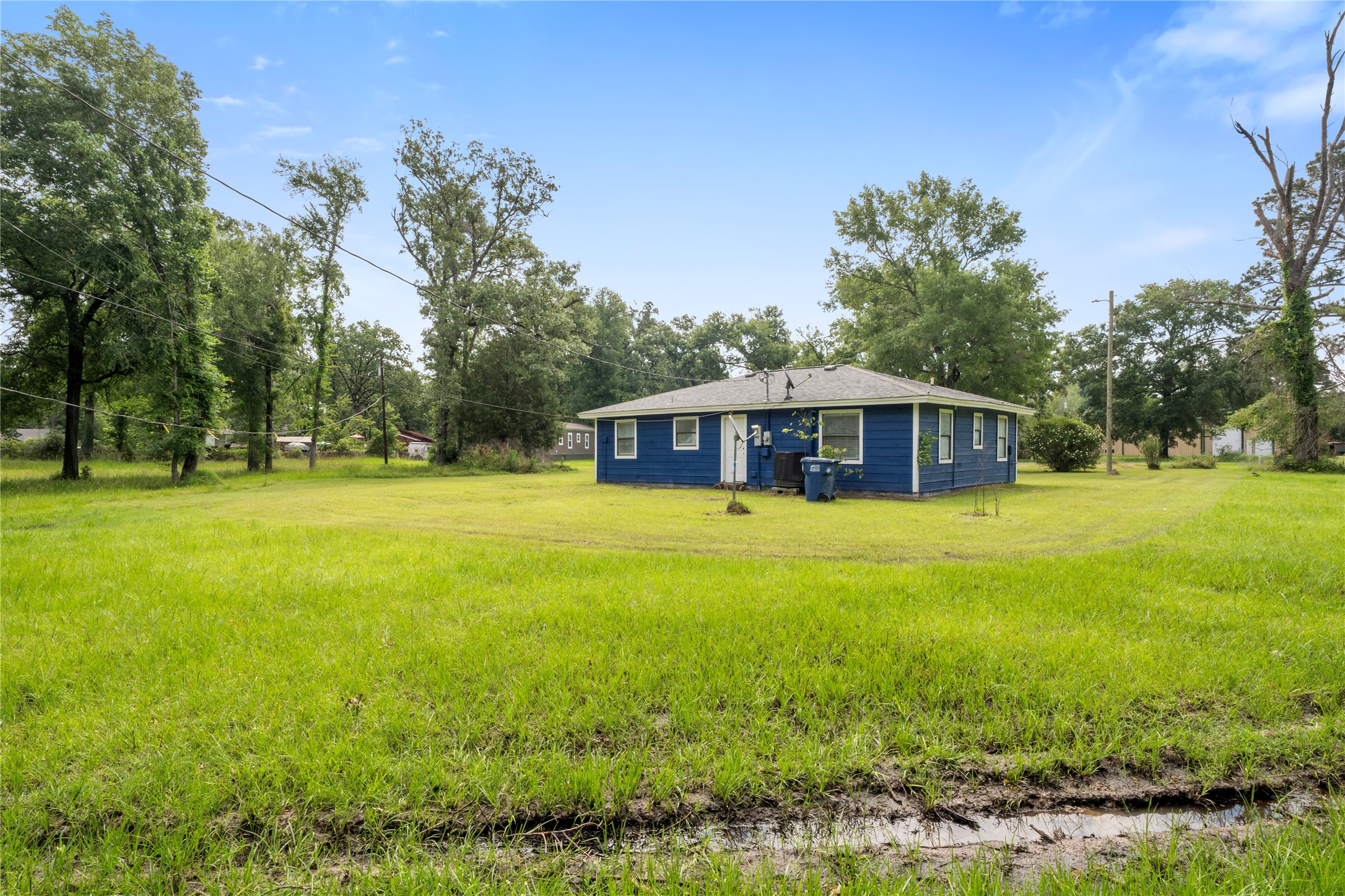 139 Holly Ridge Onalaska, TX 77360 - Photo 5 of 23 a front view of house with yard and green space