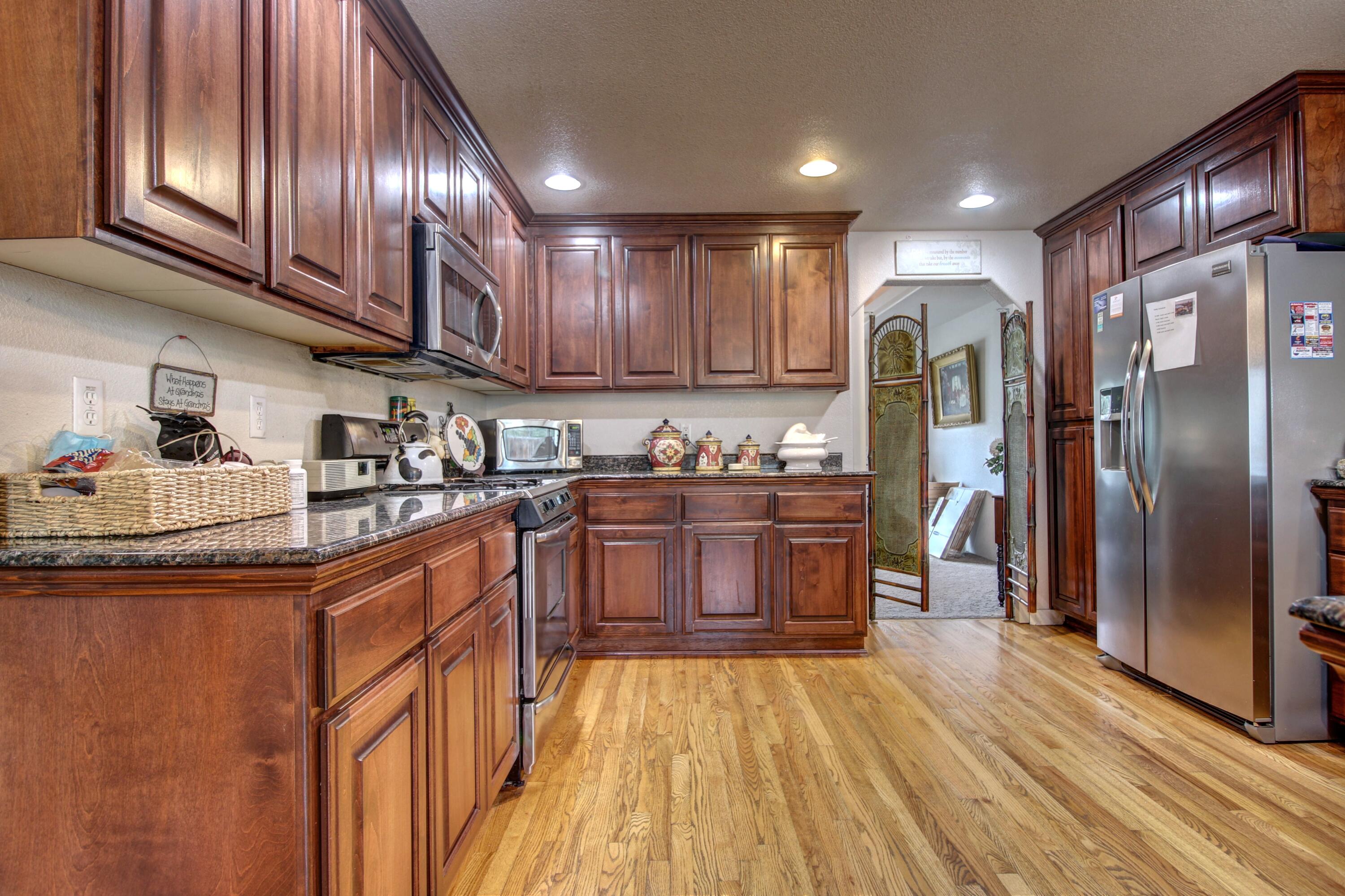 2629 Rabun Way Central Point, OR 97502 - Photo 13 of 35 IMG_1114_5_6_tonemapped