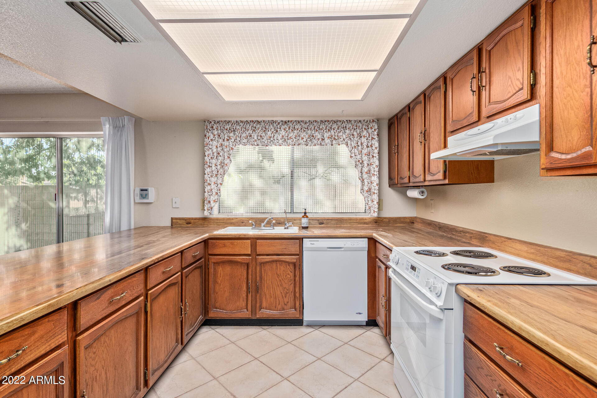 2439 West Hearn Road Phoenix, AZ 85023 - Photo 29 of 66 Kitchen