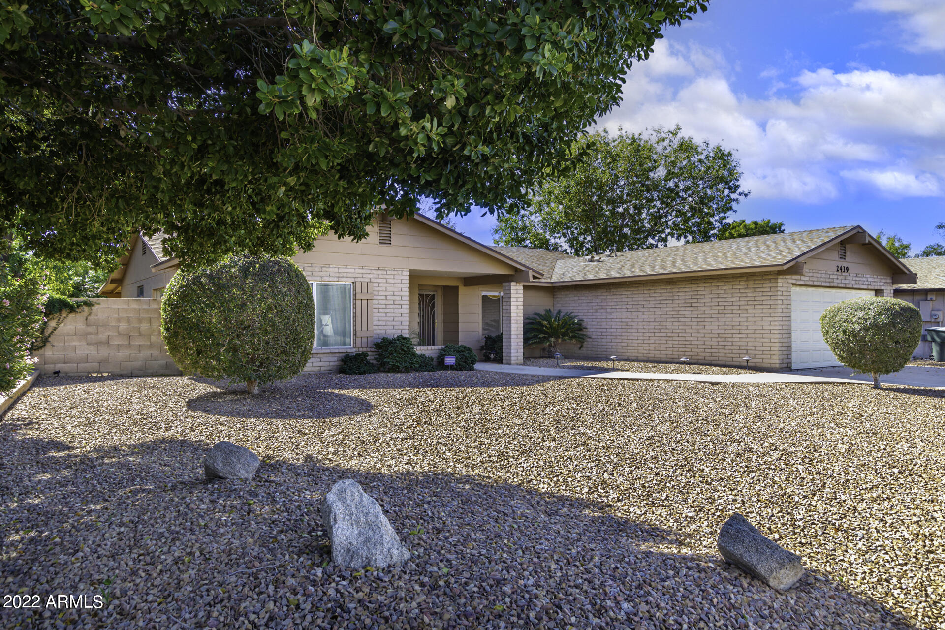 2439 West Hearn Road Phoenix, AZ 85023 - Photo 7 of 66 frontangleleft