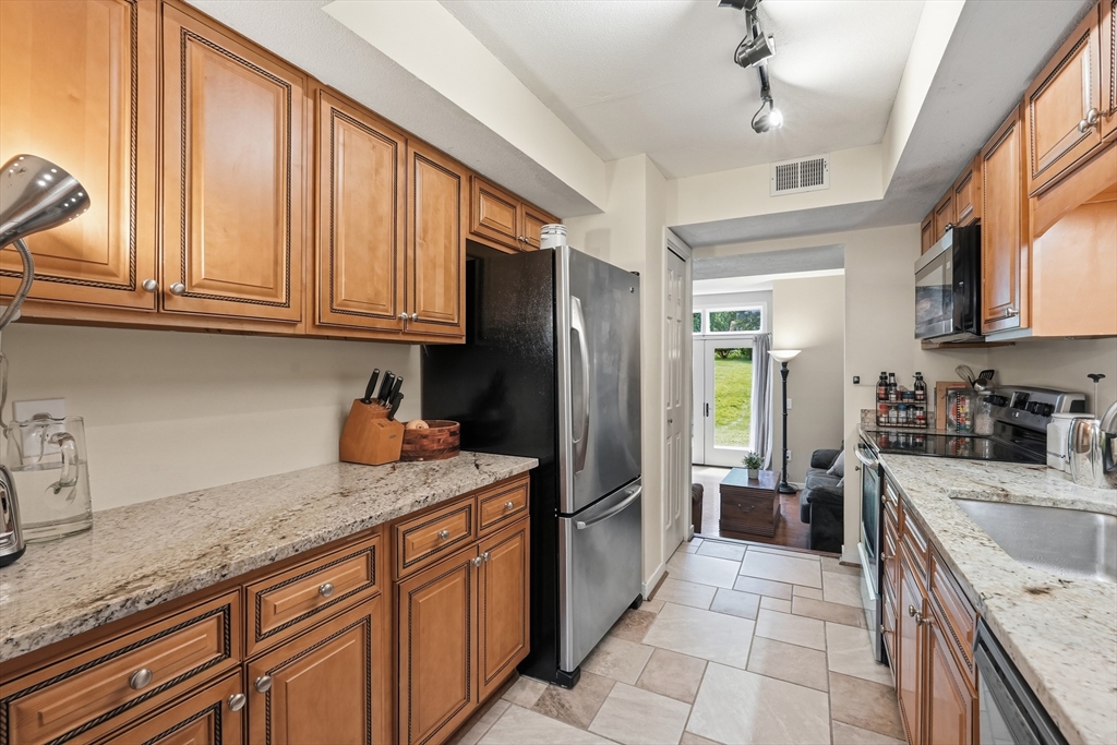 71 Amity Place, Unit 71 Amherst, MA 01002 - Photo 9 of 41