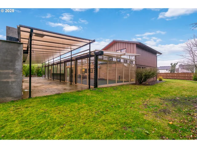 a view of a house with backyard and porch