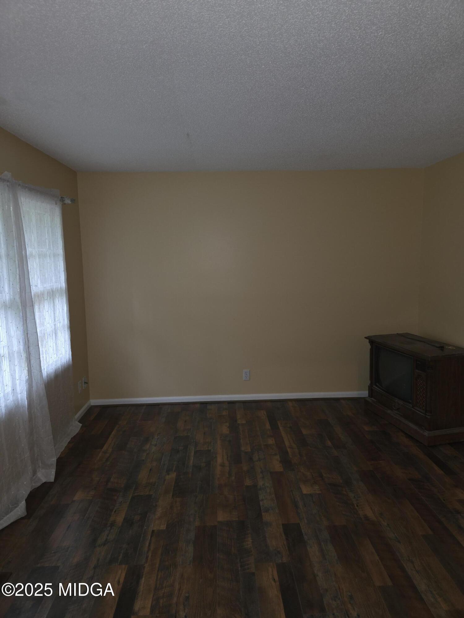 2557 Hyde Park Road Macon, GA 31211 - Photo 15 of 16 Living Room