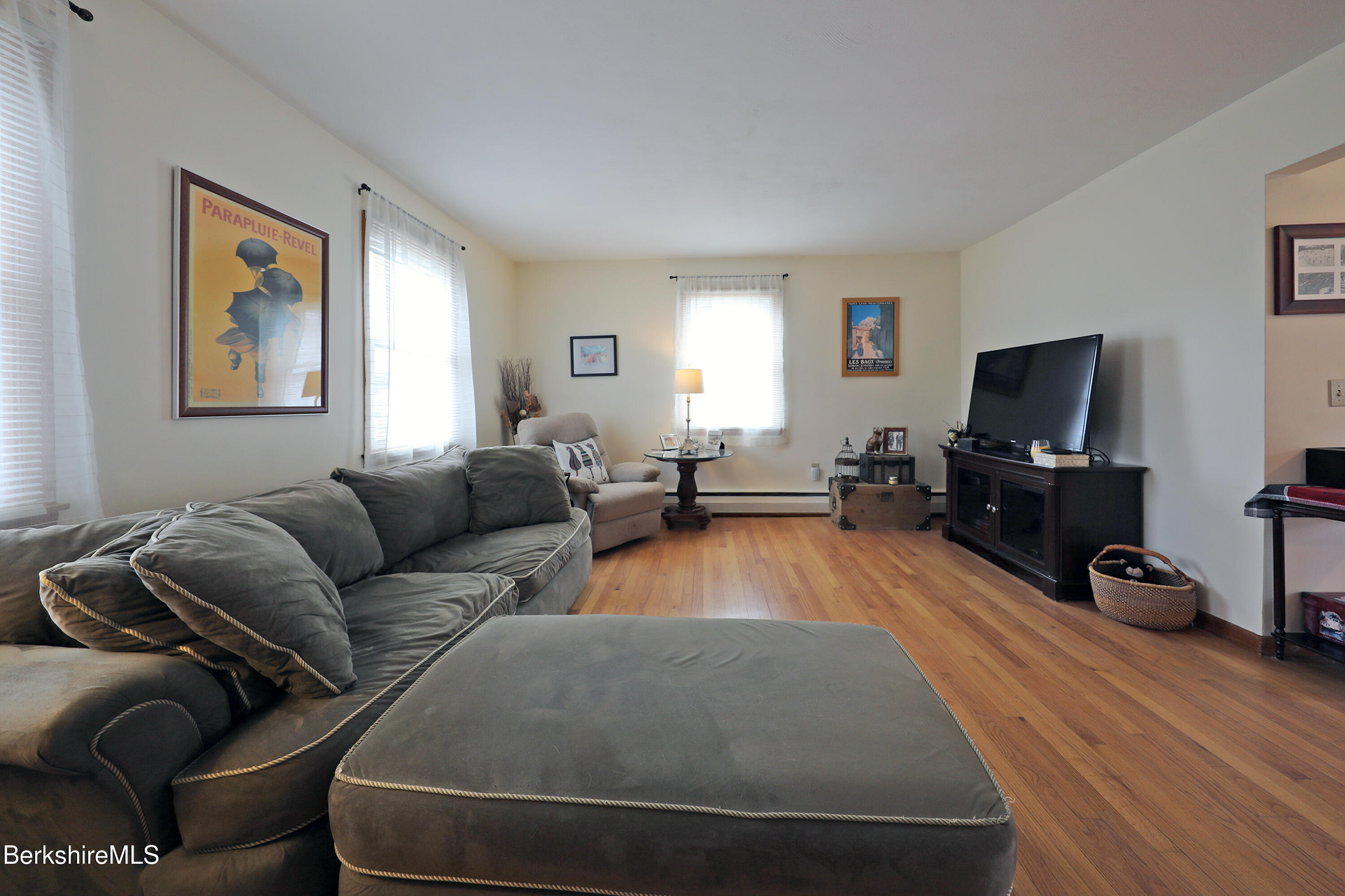 111 Oak Hill Road Pittsfield, MA 01201 - Photo 11 of 36 Living Room