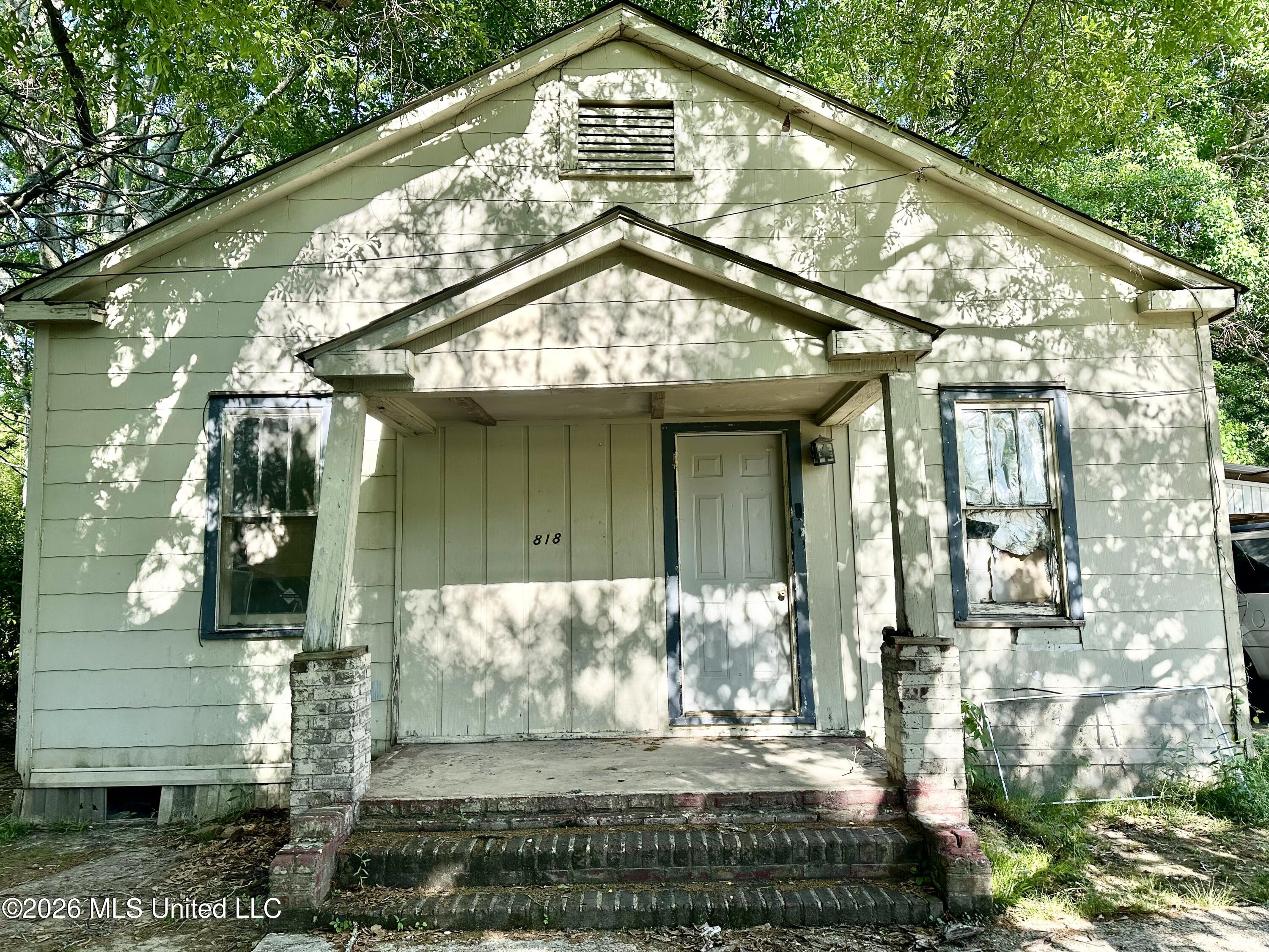 818 North Jackson Street Brookhaven, MS 39601 - Photo 18 of 19 closeup front porch