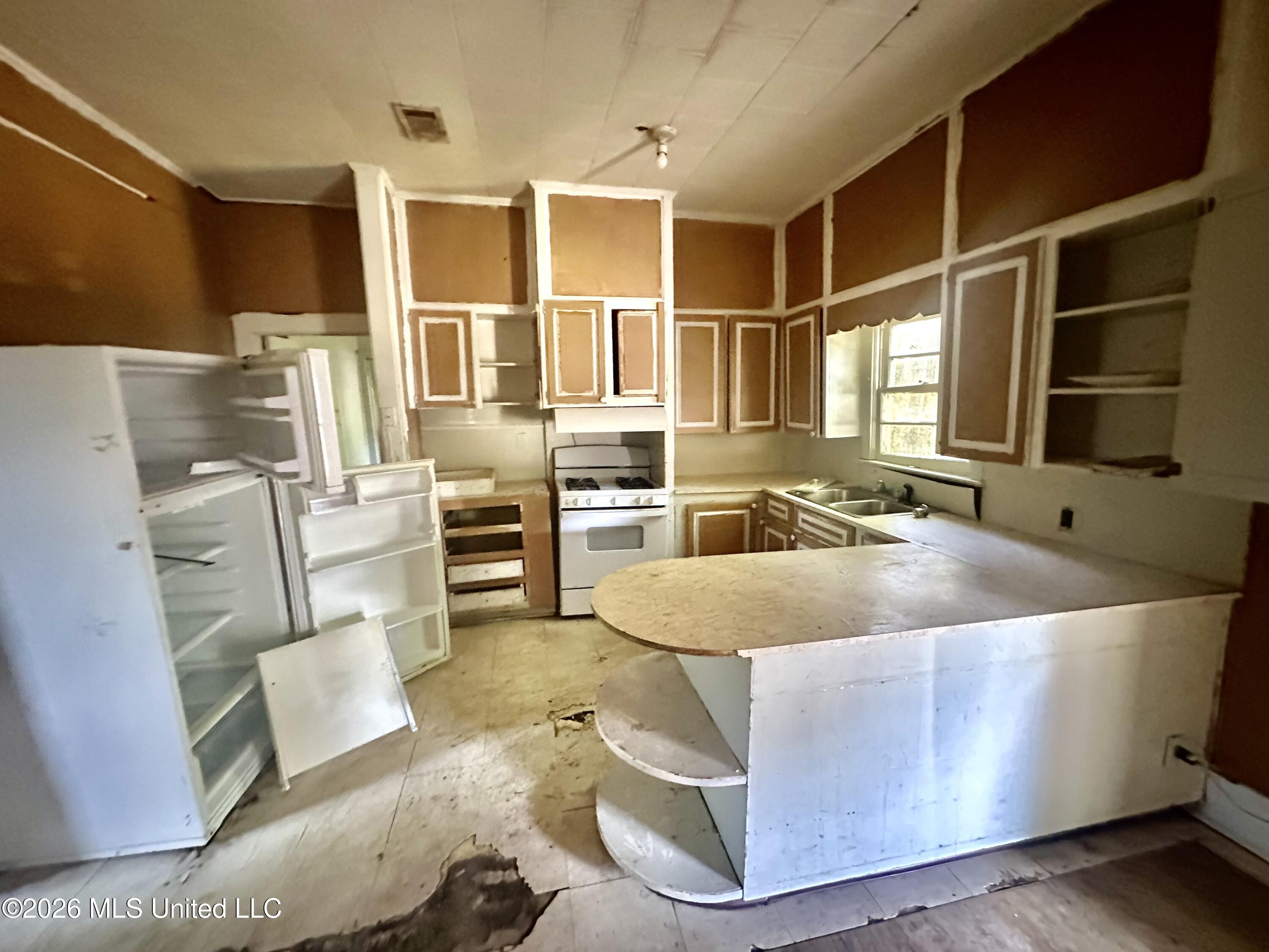 818 North Jackson Street Brookhaven, MS 39601 - Photo 5 of 19 kitchen from breakfast