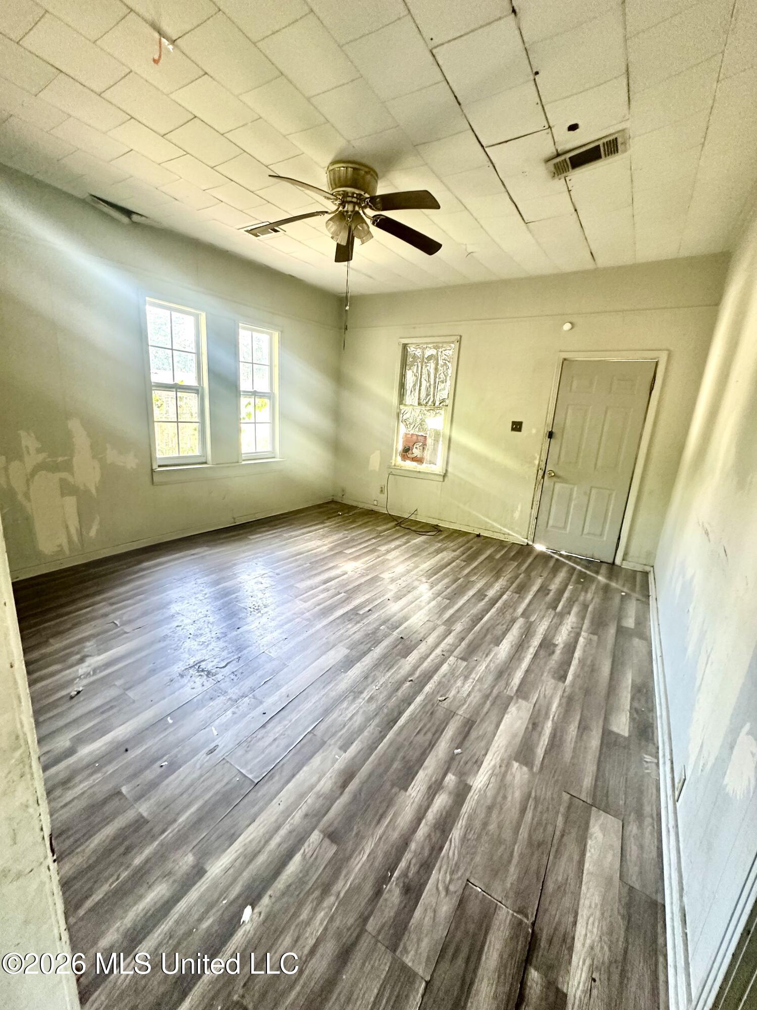 818 North Jackson Street Brookhaven, MS 39601 - Photo 6 of 19 living room