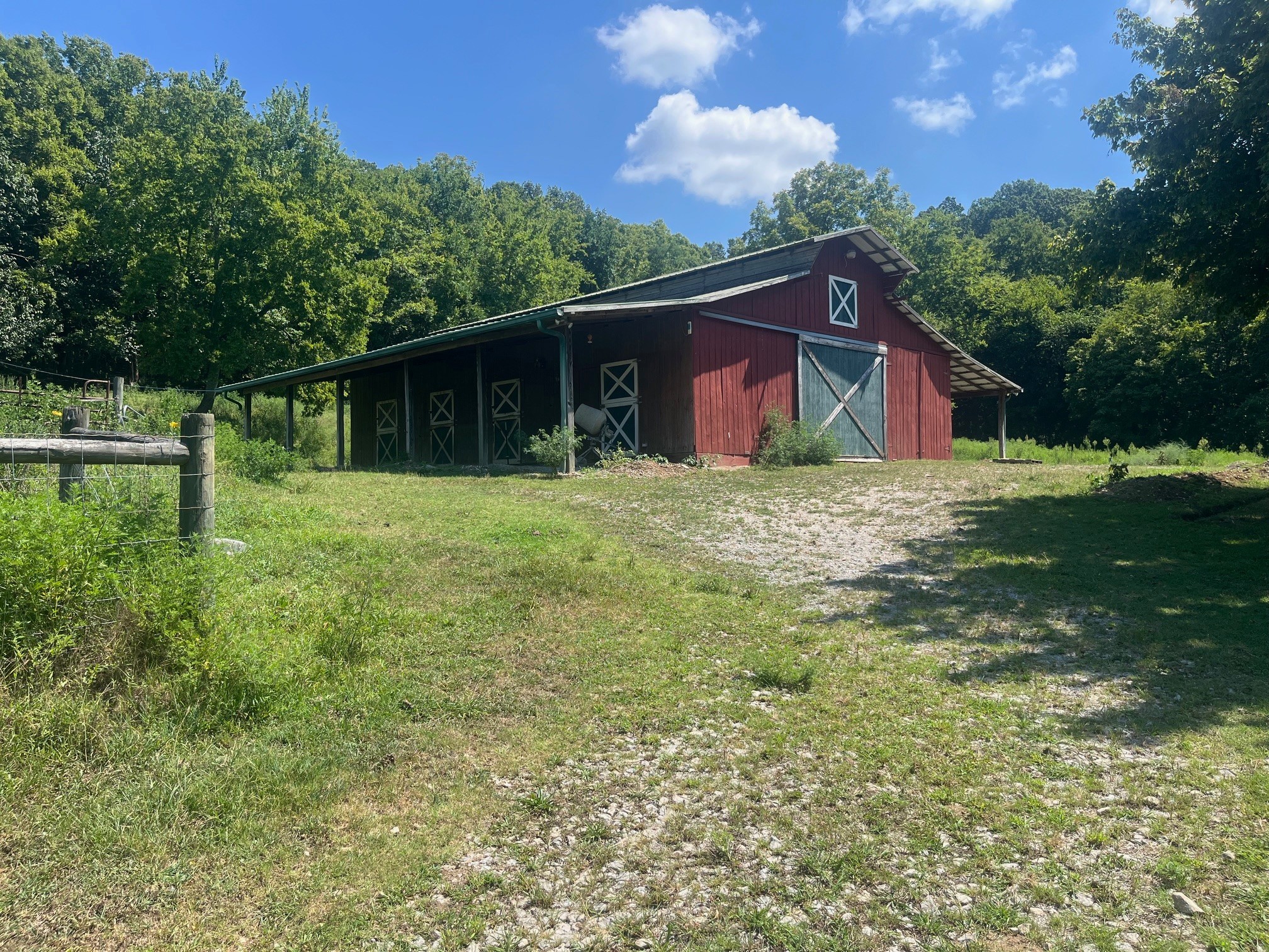 1450 Donna Road Lewisburg, TN 37091 - Photo 26 of 33 a large tree in front of a house with wooden fence