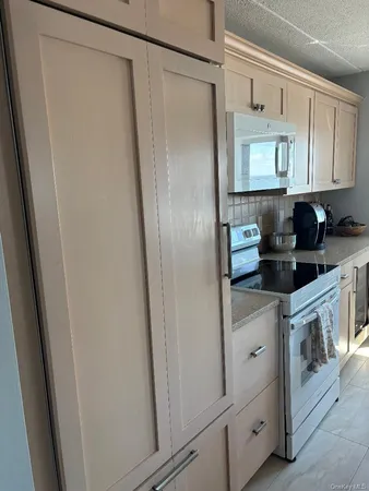 $5,200 | 750 West Broadway, Unit 5Q, Long Beach, NY 11561