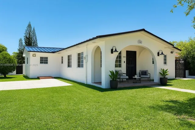 a view of a house with backyard and porch