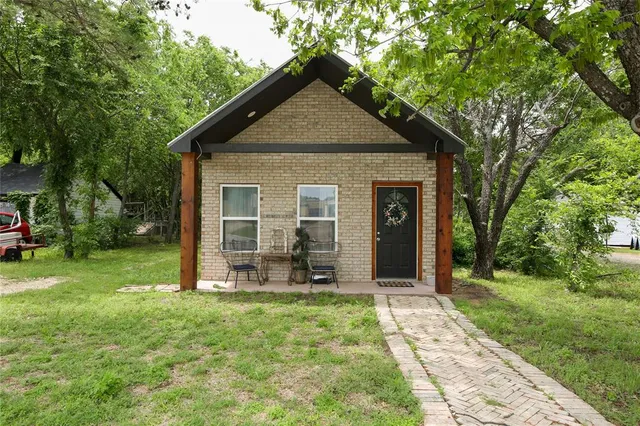a view of a house with backyard and garden